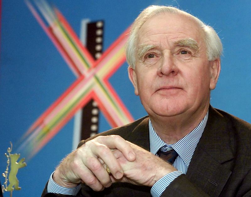 © Reuters. FILE PHOTO: British author John Le Carre addresses a news conference at the 51st Berlinale International Film Festival in Berlin