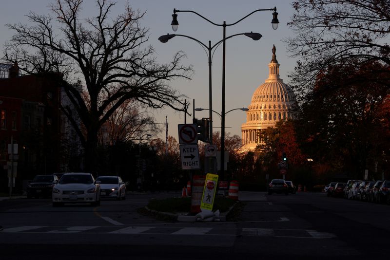 © Reuters. FILE PHOTO: The sunrise lights the dome of the U.S. Capitol in Washington