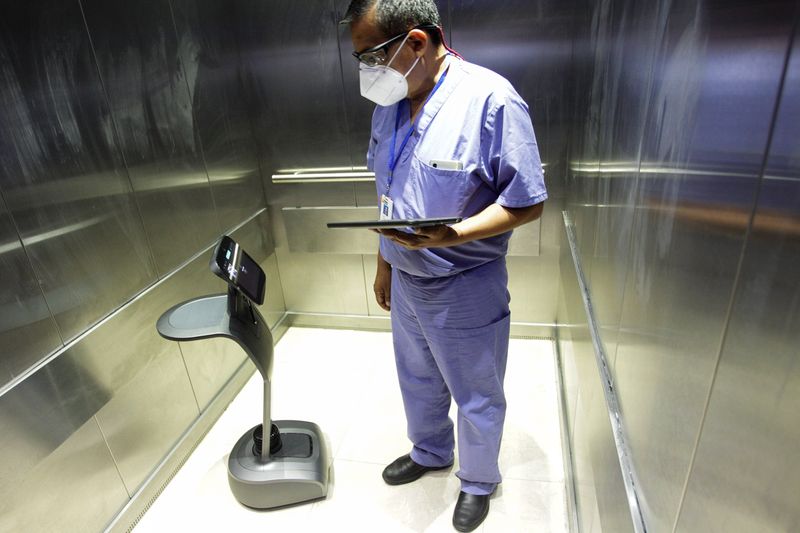 Â© Reuters. FILE PHOTO: A healthcare worker uses a robot to carry out consultations with patients suffering from the coronavirus disease COVID-19, at NOVA hospital in Monterrey