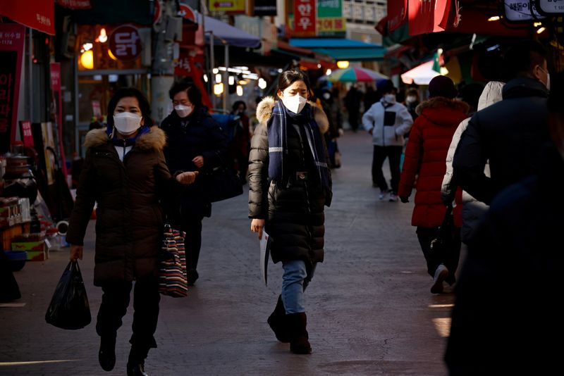 &copy; Reuters. FILE PHOTO: People shop amid the coronavirus disease (COVID-19) pandemic at a traditional market in Seoul