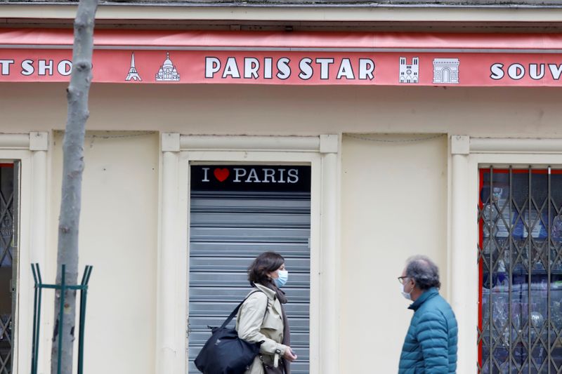 © Reuters. FILE PHOTO: Paris streets before the national lockdown