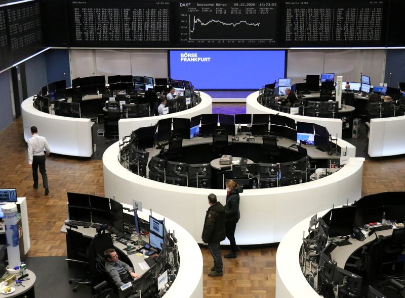 &copy; Reuters. FOTO DE ARCHIVO: El índice de precios alemán DAX en el interior de la bolsa de valores Fráncfort, Alemania, el 9 de diciembre de 2020