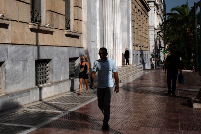 &copy; Reuters. People make their way outside the headquarters of Bank of Greece in Athens