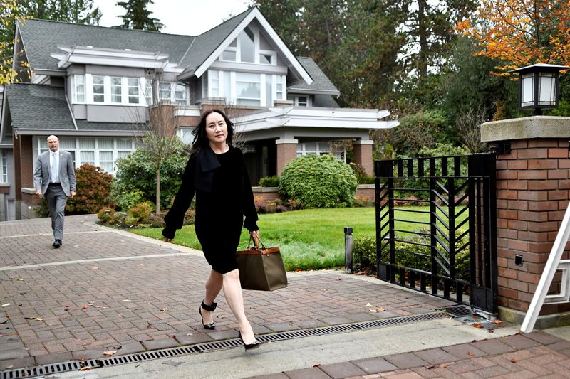 © Reuters. FILE PHOTO: Huawei Technologies Chief Financial Officer Meng Wanzhou leaves her home to attend a court hearing in Vancouver