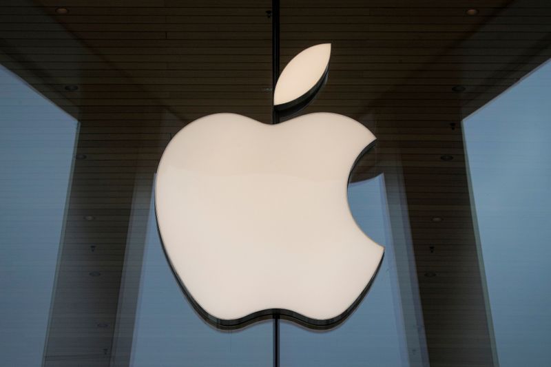 &copy; Reuters. Imagen de archivo del logo de Apple en una Tienda Apple durante el lanzamiento del iPhone 12 con tecnología 5G, en Brooklyn