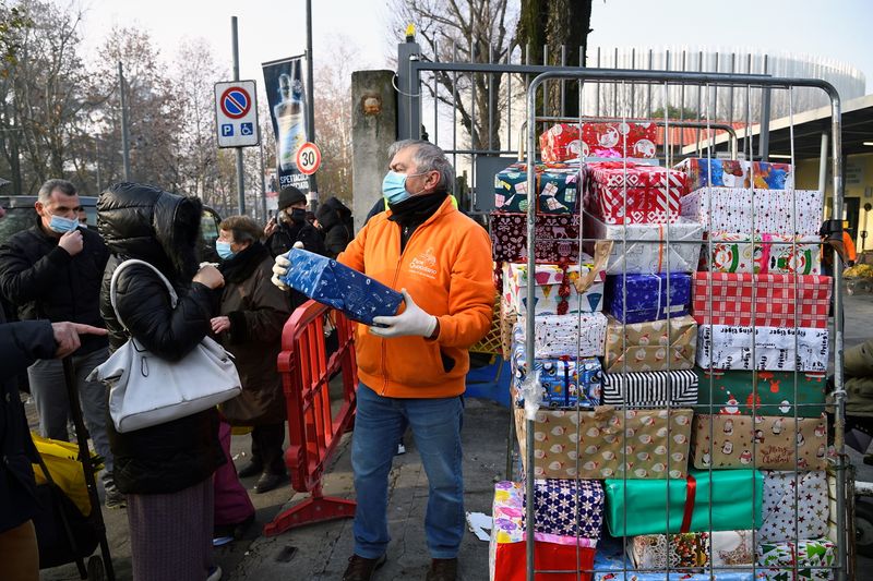 &copy; Reuters. Queues of people waiting for food handouts in Milan