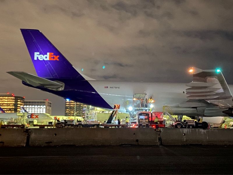 &copy; Reuters. A plane of FedEx Express carrying a first batch of Pfizer/BioNTEch COVID-19 vaccine is seen at LAX Airport, in Los Angeles