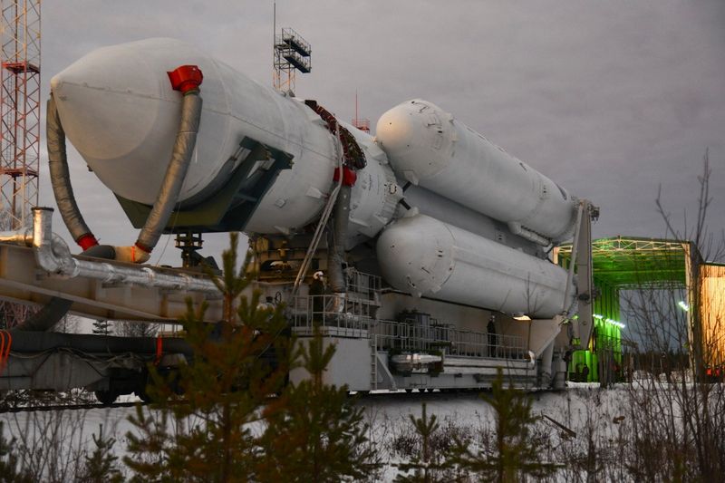 © Reuters. Angara A5 space rocket is transported to the launchpad at the Plesetsk cosmodrome