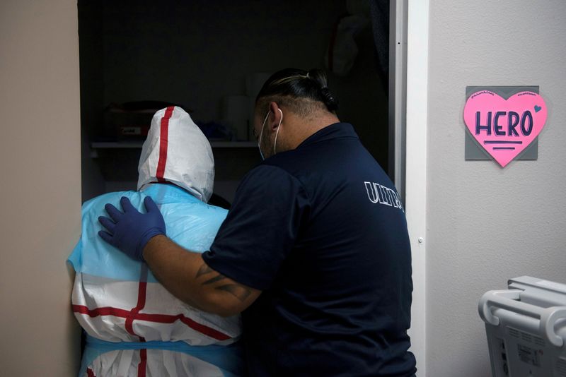 &copy; Reuters. FILE PHOTO: Healthcare personnel work inside a COVID-19 unit in Houston