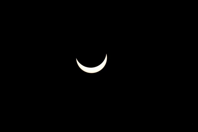 &copy; Reuters. Eclipe parcial visto de Santiago