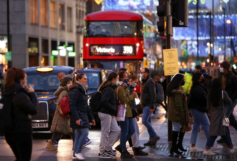 &copy; Reuters. Pessoas caminham pela Oxford Street, em Londres