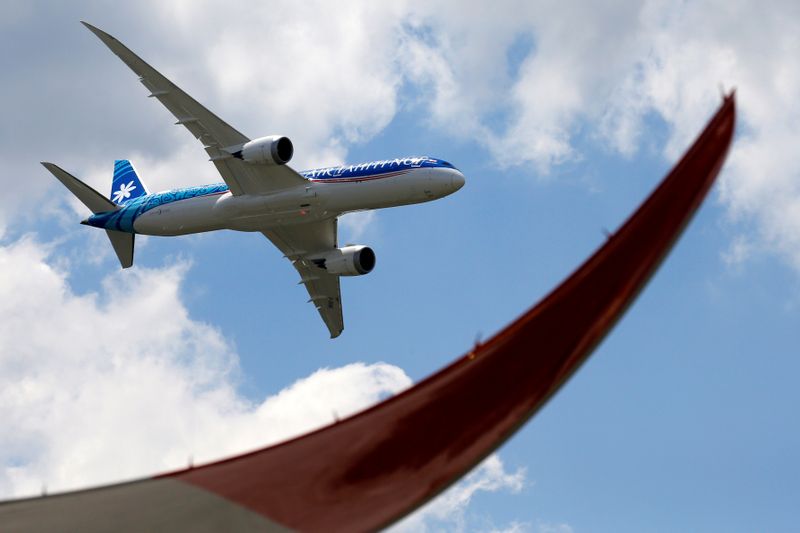 © Reuters. FILE PHOTO: An Boeing 787-9 Dreamliner of Air Tahiti Nui performs during the 53rd International Paris Air Show at Le Bourget Airport near Paris