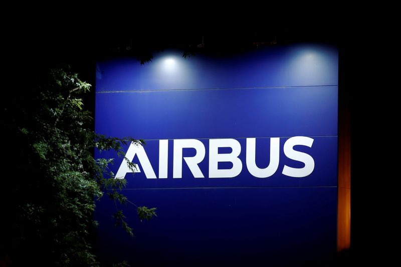 © Reuters. FILE PHOTO: A logo of Airbus is seen at the entrance of its factory in Blagnac near Toulouse