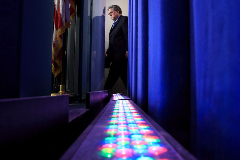 © Reuters. Attorney General William Barr walks into the Press Briefing Room ahead of a coronavirus task force briefing at the White House in Washington