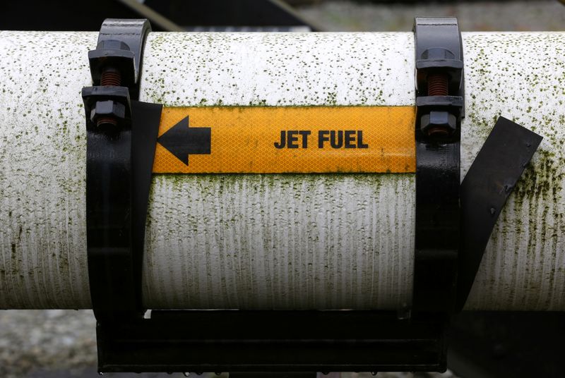 &copy; Reuters. FILE PHOTO:  A pipe transporting jet fuel offloaded from barges in seen at Kinder Morgan&apos;s Westridge Terminal on Burrard Inlet in Burnaby