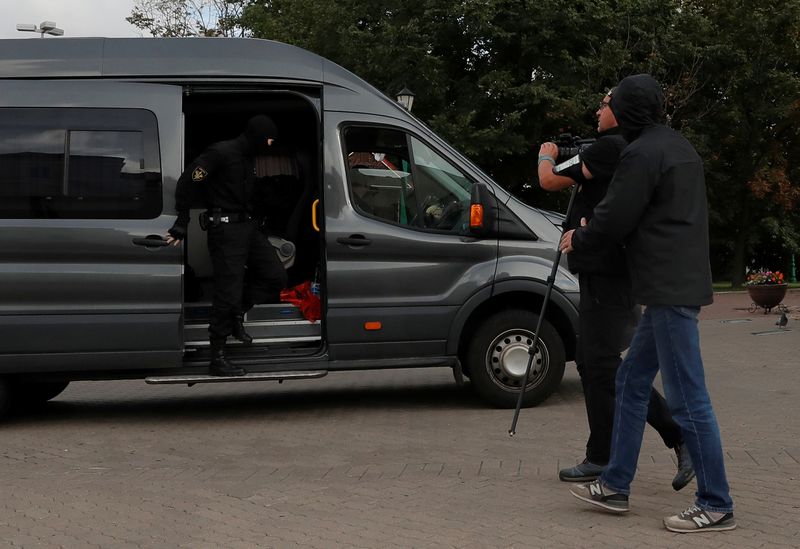 © Reuters. Law enforcement officers detain a journalist in Minsk