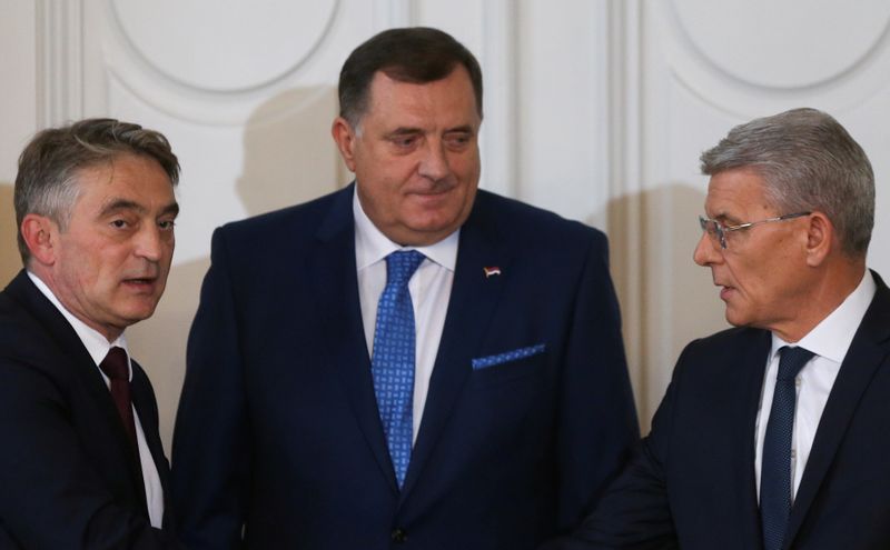 &copy; Reuters. FILE PHOTO: Newly elected members of Bosnia&apos;s tripartite inter-ethnic presidency attend the presidential inauguration ceremony in Sarajevo