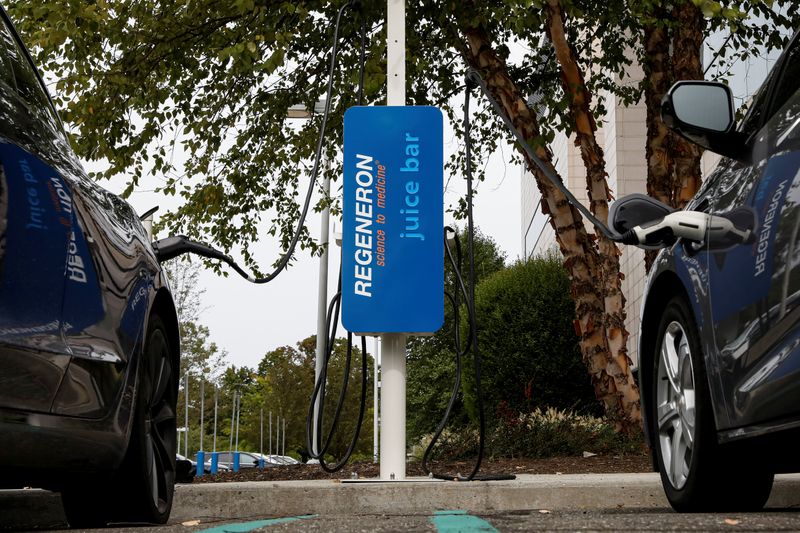 &copy; Reuters. An electric car charging station is seen at the Regeneron Pharmaceuticals company&apos;s Westchester campus in Tarrytown, New York
