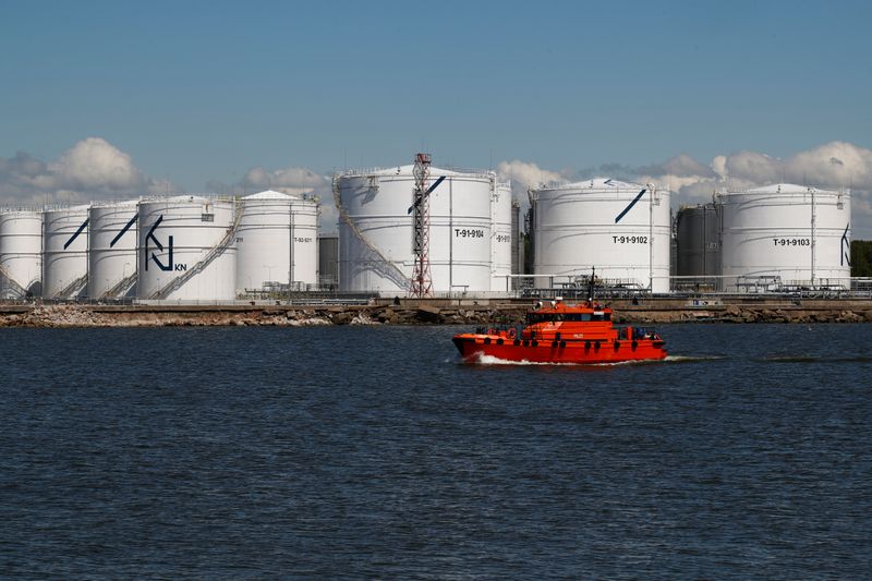 &copy; Reuters. Pilot boat moves past Klaipedos Nafta oil containers in port of Klaipeda