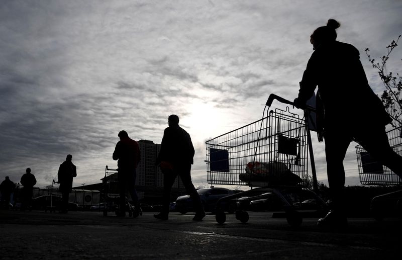 &copy; Reuters. FILE PHOTO: FILE PHOTO: Shoppers queue to enter a Tesco supermarket in West London
