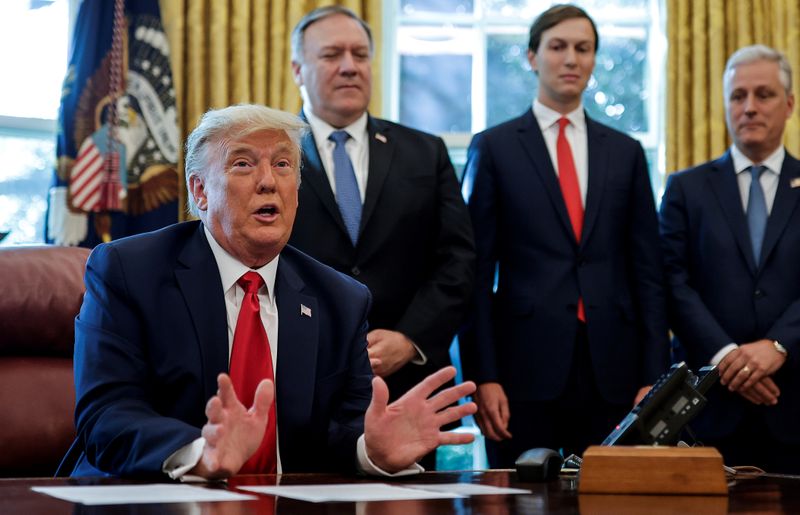 &copy; Reuters. FOTO DE ARCHIVO. El presidente de Estados Unidos, Donald Trump, habla en la Oficina Oval de la Casa Blanca en Washington, Estados Unidos