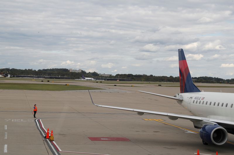 &copy; Reuters. FILE PHOTO: An airport worker stands on a tarmac next to a Delta Air Lines plane at Pittsburgh International Airport in Pittsburgh, Pennsylvania