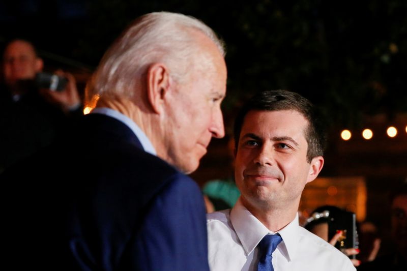 © Reuters. FILE PHOTO: Former Democratic presidential candidate Pete Buttigieg endorses former U.S. Vice President Joe Biden at Chicken Scratch in Dallas