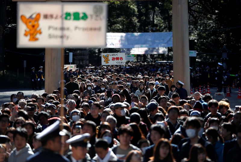 &copy; Reuters. 年末年始の帰省自粛、一律要請していないが慎重に対応を＝官房長官