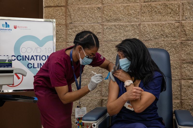 &copy; Reuters. CORONAVIRUS: UNE PERSONNE SUR QUATRE DANS LE MONDE N&apos;AURA PAS ACCÈS AU VACCIN AVANT 2022