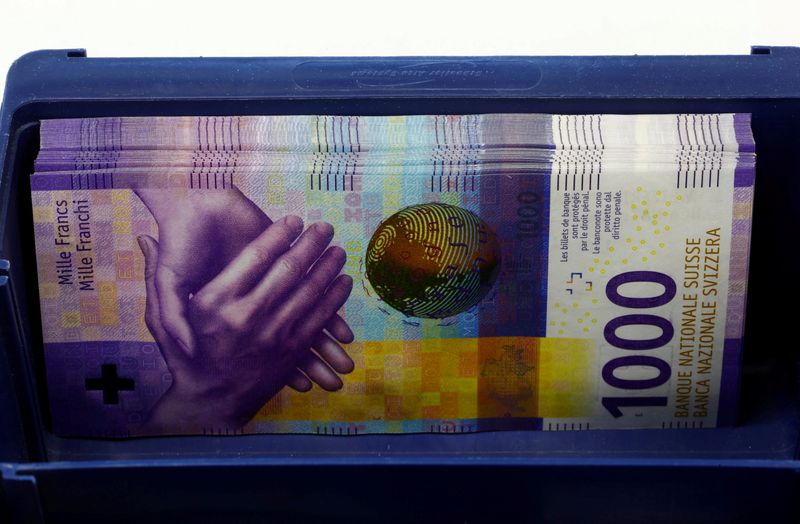 © Reuters.  FOTO DE ARCHIVO: Billetes de 1.000 francos suizos en una caja en un banco suizo en Zúrich