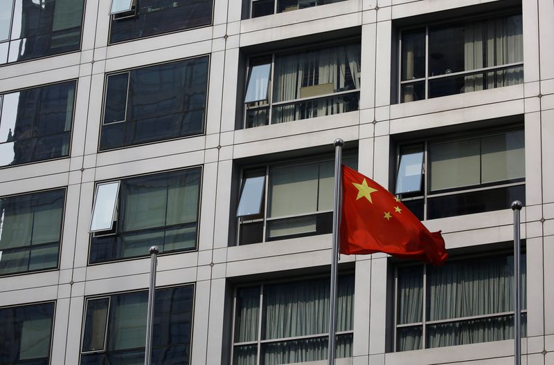 &copy; Reuters. FILE PHOTO:  Chinese national flag flutters near the building of China Securities Regulatory Commission (CSRC) at the Financial Street area in Beijing