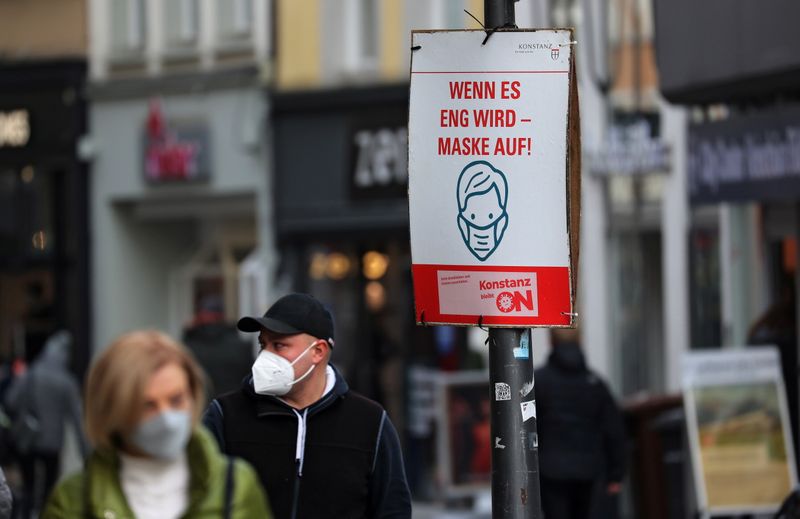 &copy; Reuters. Un cartello che invita a indossare la mascherina a Costanza