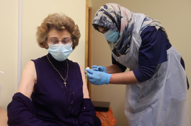 &copy; Reuters. Paciente é vacinada contra Covid-19 em Wolverhampton, no Reino Unido