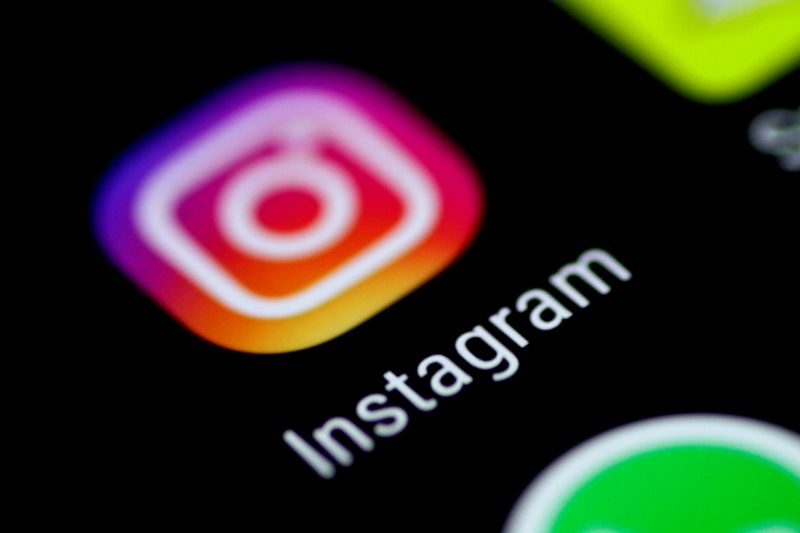 &copy; Reuters. Imagen de archivo del logo de la aplicación de Instagram en la pantalla de un móvil.