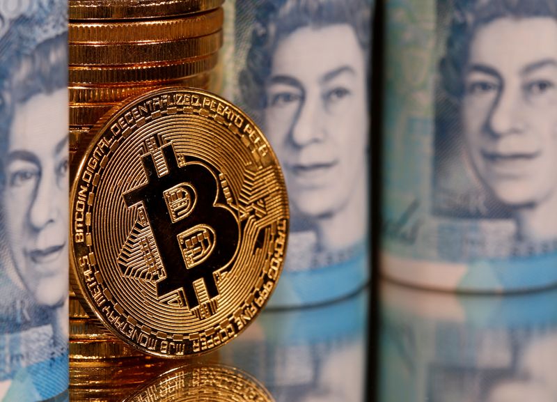 © Reuters. FILE PHOTO: Representations of Bitcoin and pound banknotes are seen in this illustration