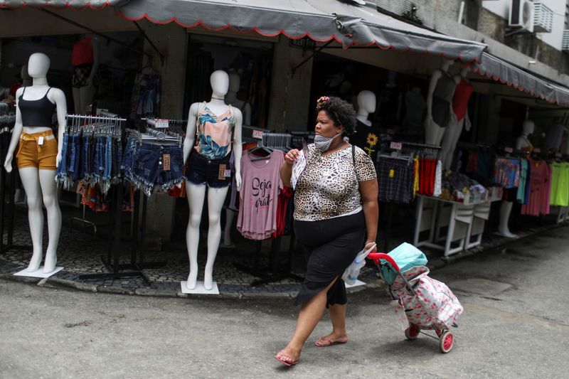 &copy; Reuters. Mulher caminha no mercado do Saara no Rio de Janeiro