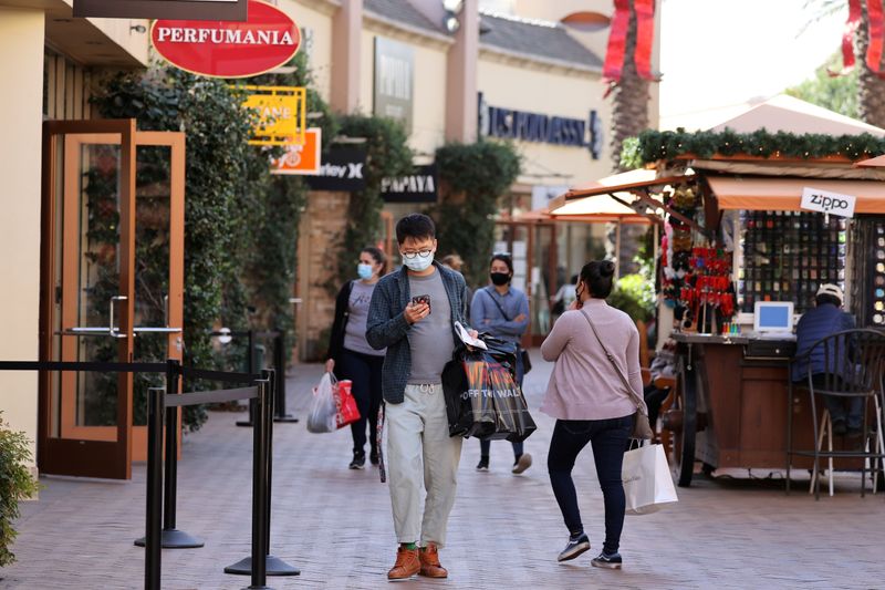 © Reuters. FILE PHOTO: People shop at the Citadel Outlet mall, as the global outbreak of the coronavirus disease (COVID-19) continues, in Commerce