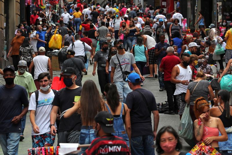 &copy; Reuters. Foto del martes de gente caminando por una calle comercial en Sao Paulo