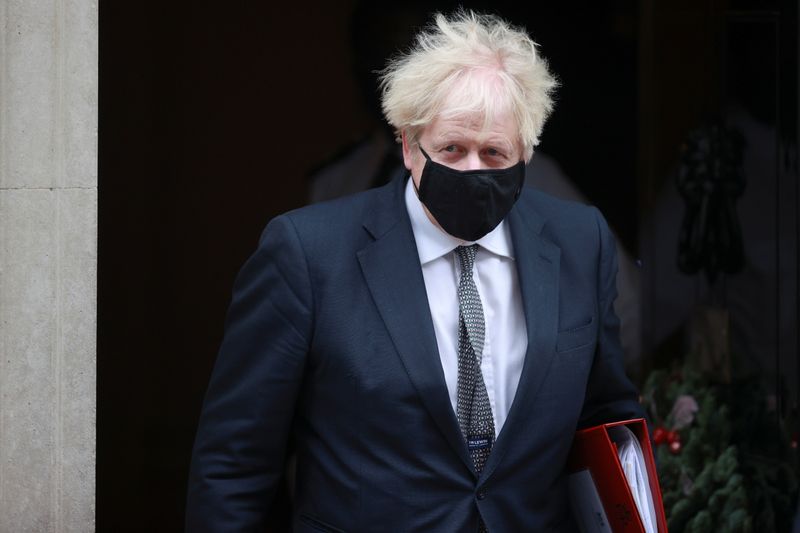 &copy; Reuters. CORONAVIRUS: JOHNSON REFUSE D&apos;INTERDIRE LES RASSEMBLEMENTS À NOËL