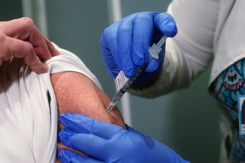 &copy; Reuters. Enfermeira recebe vacina da Pfizer em hospital de Nova York