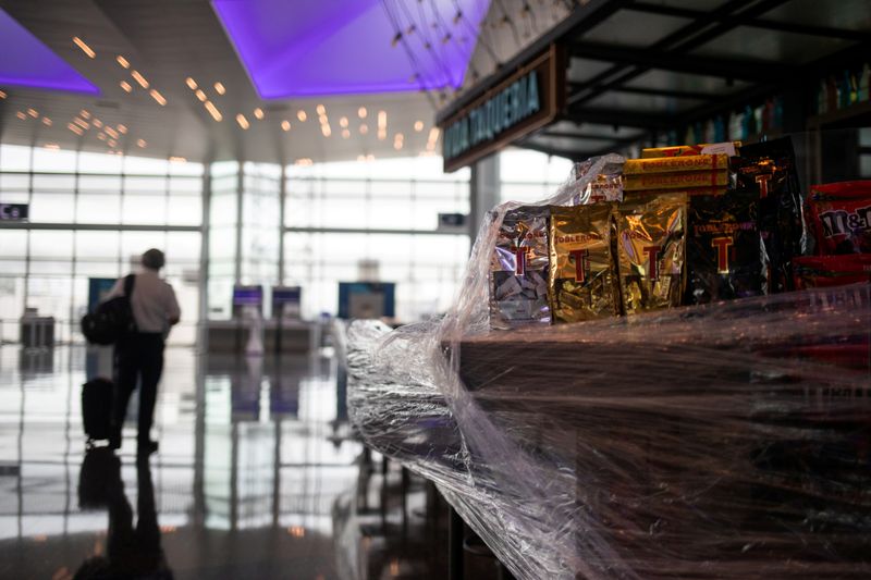 &copy; Reuters. FILE PHOTO: A pilot walks past a closed restaurant at IAH George Bush Intercontinental Airport in Houston