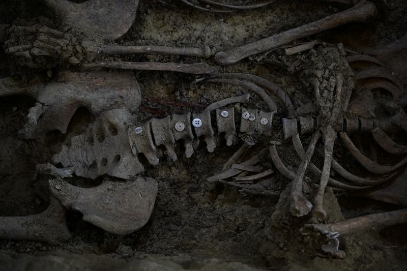 &copy; Reuters. Archaeologists in the Spanish region of Aragon have uncovered the mass grave of 10 women murdered by a fascist firing squad in the early days of Spain&apos;s civil war