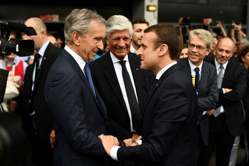 &copy; Reuters. FOTO DE ARCHIVO: El presidente francés Emmanuel Macron (derecha) saludando al CEO del Grupo LVMH Bernard Arnault (izquierda) en París, Francia, el 15 de junio de 2017