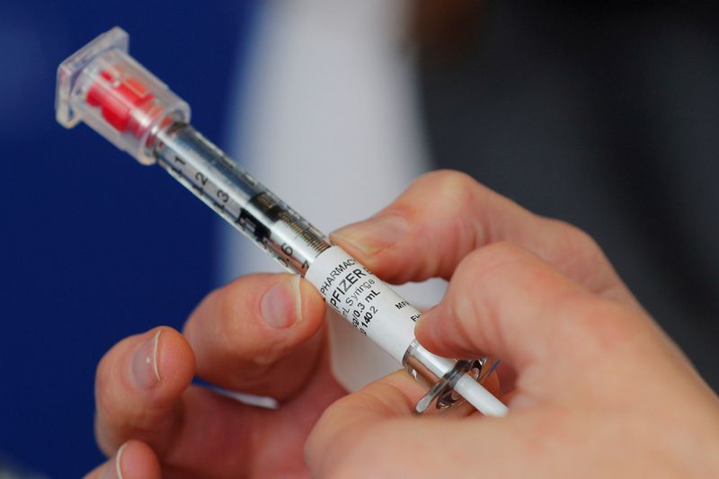 &copy; Reuters. FILE PHOTO: COVID-19 vaccines are adminstered at Brigham And Women&apos;s Hospital in Boston