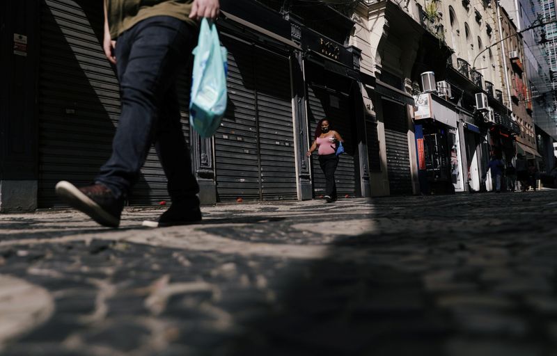 &copy; Reuters. Lojas fechadas no centro do Rio de Janeiro por causa da pandemia