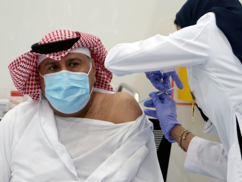 &copy; Reuters. Homem recebe vacina da Pfizer contra Covid-19 em Riad