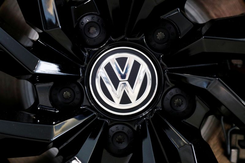 Â© Reuters. FILE PHOTO: The logo of German carmaker Volkswagen is seen on a rim cap in a showroom of a Volkswagen car dealer in Brussels