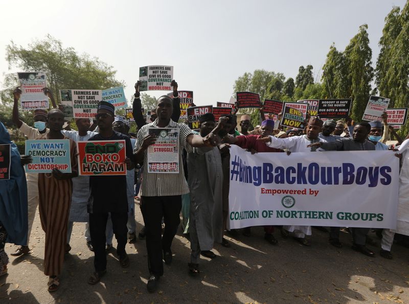 © Reuters. Demonstrators gather to urge authorities to rescue hundreds of abducted schoolboys, in northwestern state of Katsina