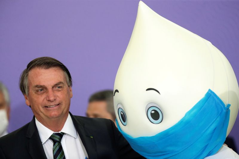 &copy; Reuters. Presidente Jair Bolsonaro ao lado do &quot;Zé Gotinha&quot; em evento no Palácio do Planalto