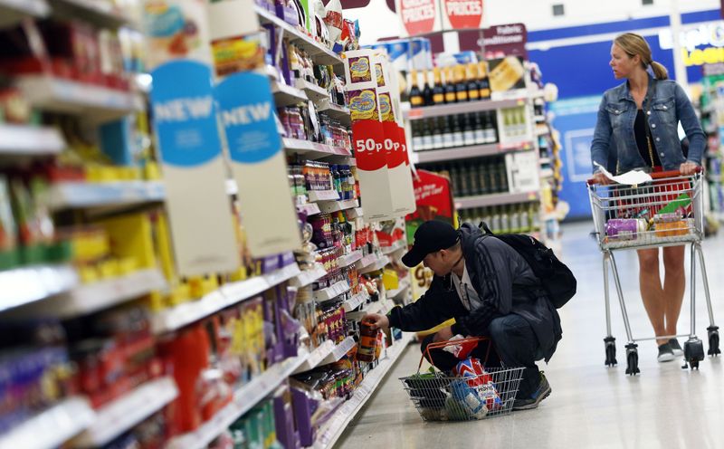 &copy; Reuters. FILE PHOTO: Shoppers browse aisles in a supermarket in London